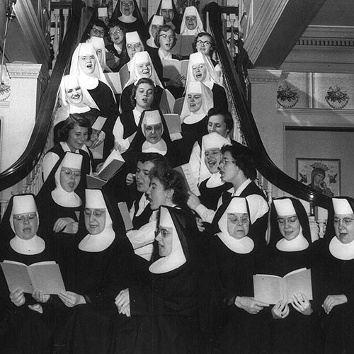 Community sings on red carpet in 1956